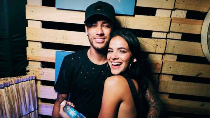 Neymar y Bruna Marquezine posando muy sonrientes. Foto Facebook