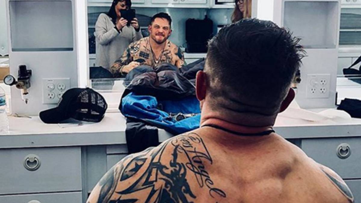 Tom Hardy luce su humillante tatuaje diseñado por DiCaprio