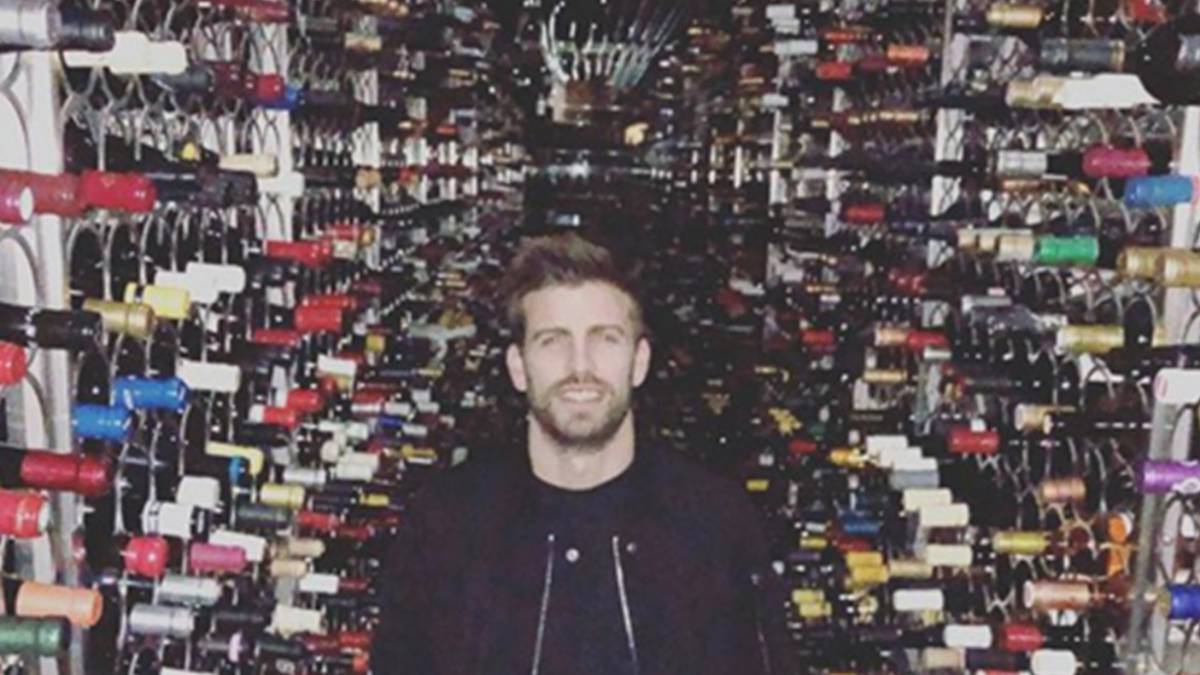 Gerard Piqué en un pasillo lleno de botellas de vino.