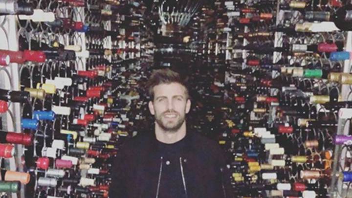 Gerard Piqué en un pasillo lleno de botellas de vino.