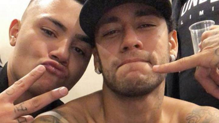 Neymar jugando al póker en su fiesta de cumpleaños.