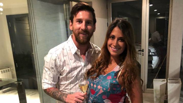 Lionel Messi y Antonella Roccuzzo embarazada el 1 de enero de 2018. Foto Instagram @LeoMessi