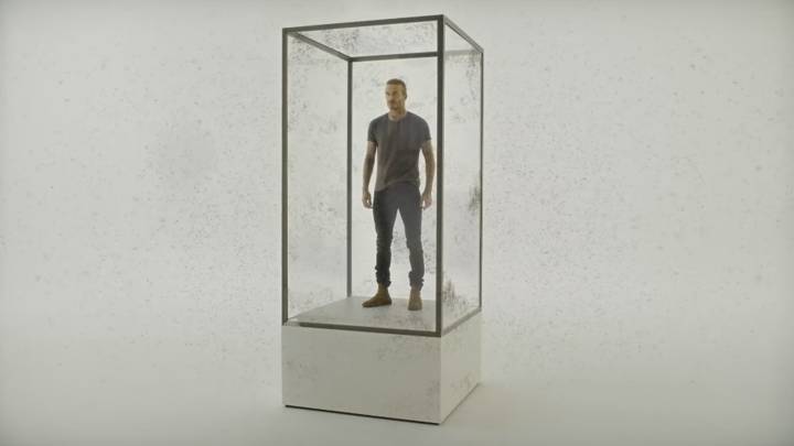 DAvid Beckham encerrado en una jaula de cristal llena de mosquitos.