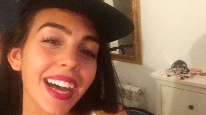 Georgina Rodríguez sonriendo con una gorra. Foto Instagram @georginagio