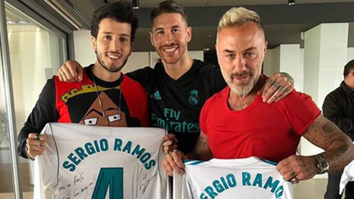 Gianluca Vacchi junto a Sergio Ramos con una camiseta del futbolista.