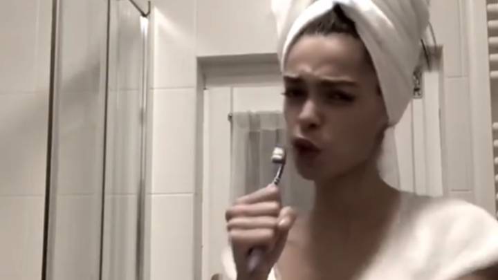La modelo Joana Sanz con un cepillo de dientes en la mano y cantando en un baño.