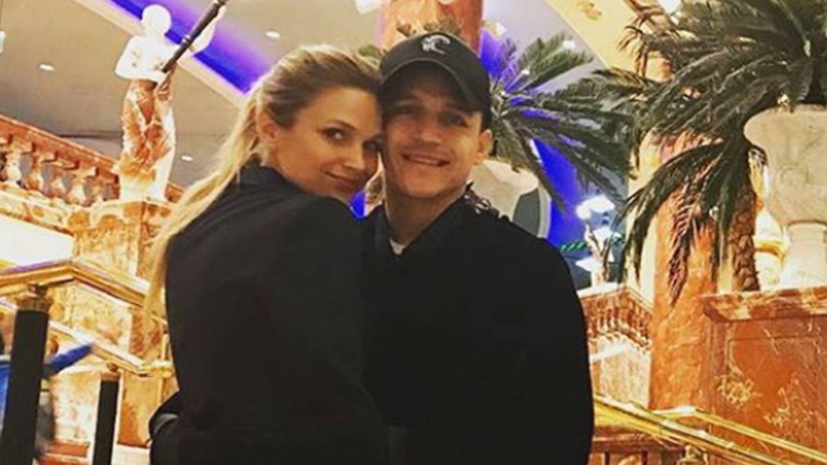 El futbolista Alexis Sánchez con su novia, la actriz y modelo Mayte Rodríguez. Foto Instagram @mmayte_rodriguez