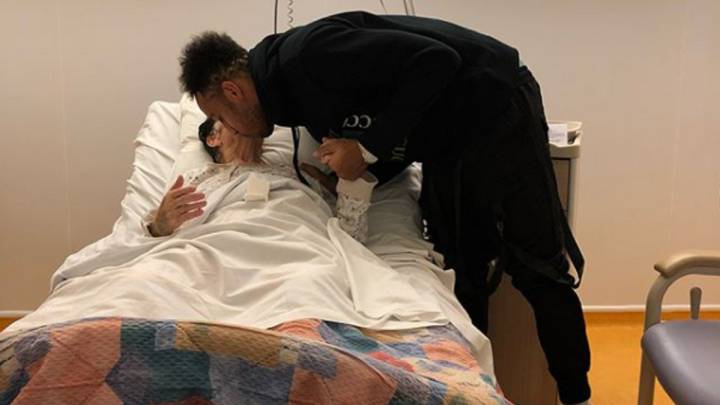 El delantero gabonés del Arsenal, Pierre-Emerick Aubameyang, besando a su abuela.