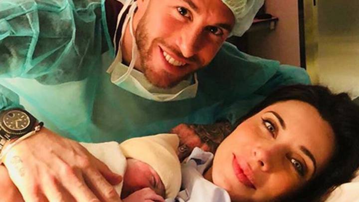 Sergio Ramos y Pilar Rubio junto a Alejandro.