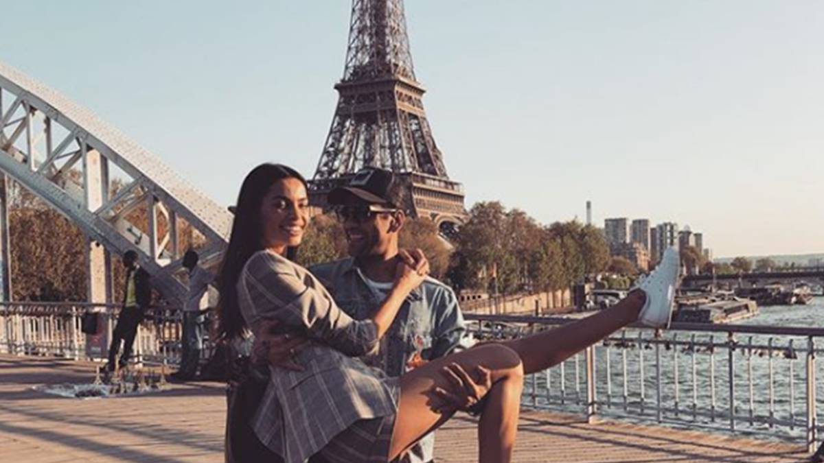 Dani Alves sostiene a Joana Sanz junto a la Torre Eiffel.