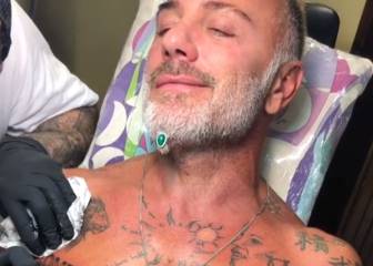 Gianluca Vacchi celebra el éxito de su canción tatuándosela en el pecho