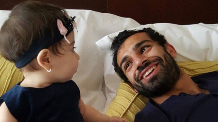 Mohamed Salah tumbado en la cama y mirando sonriente a su hija Makka / Foto Instagram @mosalah