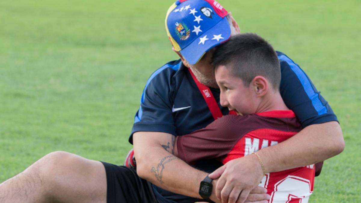Diego Armando Maradona abrazando a Ali, un niño de 8 años que nació sin piernas y que cumplió su sueño de conocerle / Foto Twitter @Fuj_FC