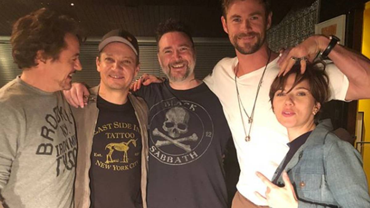 Robert Downey Jr., Scarlett Johansson, Chris Hemsworth y Jeremy Renner juntos con el tatuador.
