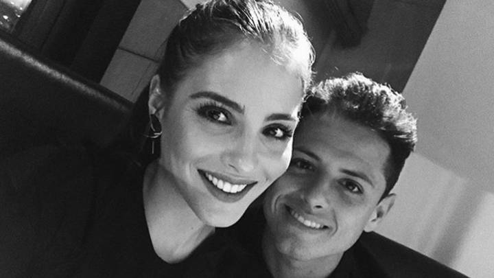 Fotografía en blanco y negro de la actriz española Andrea Duro y el futbolista mexicano Javier Hernández "Chicharito" posando muy sonrientes. Foto Instagram @andreaduro