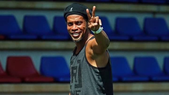 Ronaldinho haciendo la señal de victoria en un campo de fútbol vacio. Foto Instagram @ronaldinho