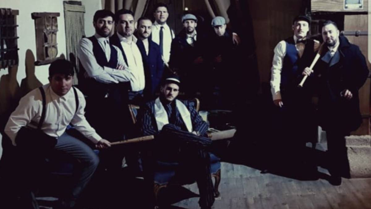 Koke y sus amigos disfrazados de Peaky Blinders.