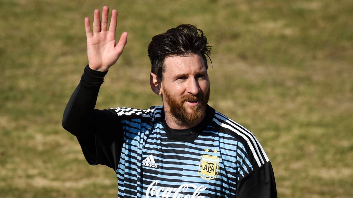 Leo Messi saludando a los fans en un entrenamiento con la selección de Argentina antes del Mundial de Rusia. FOTO: Marcelo Endelli/Getty Images