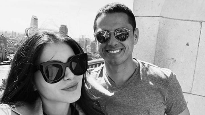 Andrea Duro y Chicharito posando sonrientes en una terraza. Foto Instagram @andreaduro