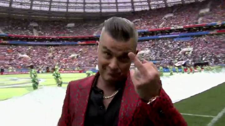 El polémico gesto de Robbie Williams para abrir el Mundial de Rusia