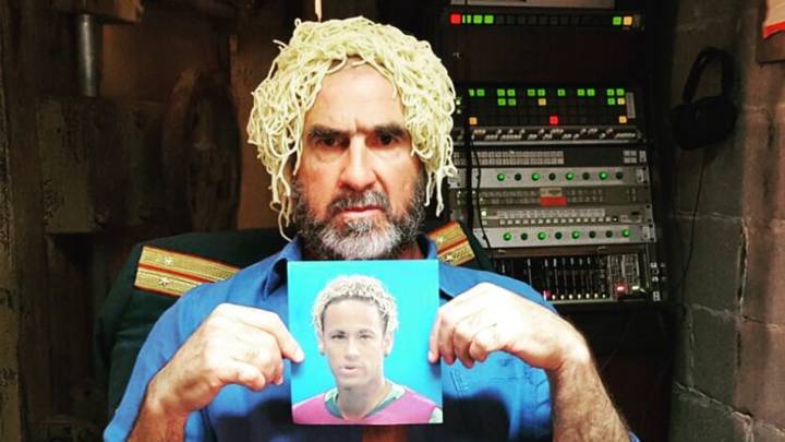 Cantona se burla de Neymar imitando así su peinado