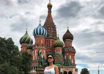 Georgina Rodríguez impacta a su llegada a Rusia por su anillazo y su look deportivo