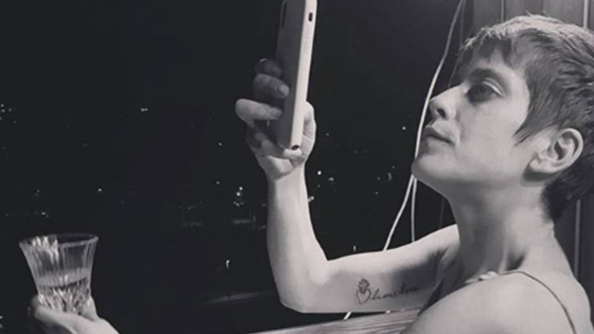 María León con un teléfono en una fotografía de Instagram.