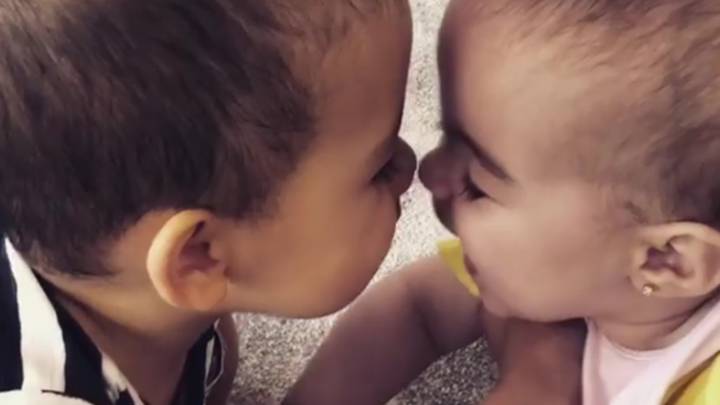 Mateo besa a Alana, hijos de Cristiano Ronaldo.