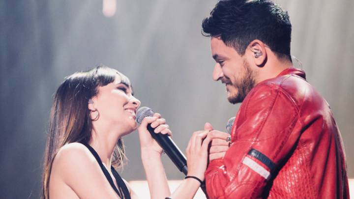Aitana y Cepeda mirándose muy acaramelados mientras cantan a dúo "No puedo vivir sin ti" en uno de los conciertos de OT2017. Foto Instagram @cepeda_ot2017