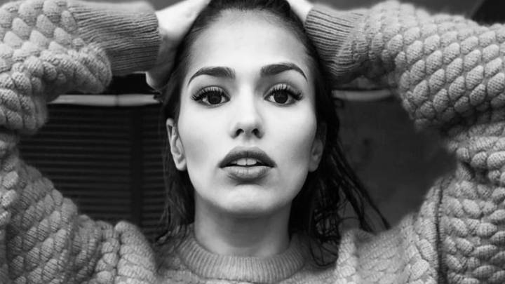 Sara Sálamo posando en una imagen en blanco y negro con las manos sobre la cabeza. Foto Instagram @sarasalamo