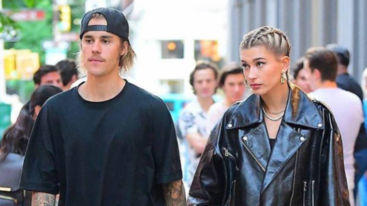 El cantante canadiense Justin Bieber y la modelo estadounidense Hailey Baldwin paseando de la mano. Foto Facebook