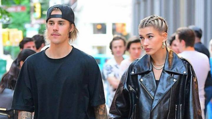 El cantante canadiense Justin Bieber y la modelo estadounidense Hailey Baldwin paseando de la mano. Foto Facebook