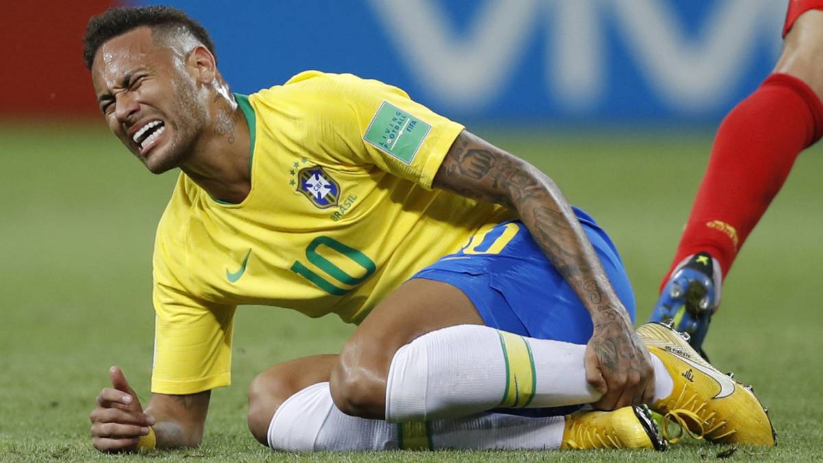 Neymar sujetándose la pierna tras sufrir un golpe en los octavos de final del Mundial de Rusia entre Brasil y Bélgica. FOTO: Francisco Seco/AP
