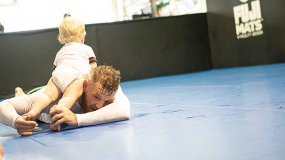 Conor McGregor con su hijo en una fotografía de Instagram.