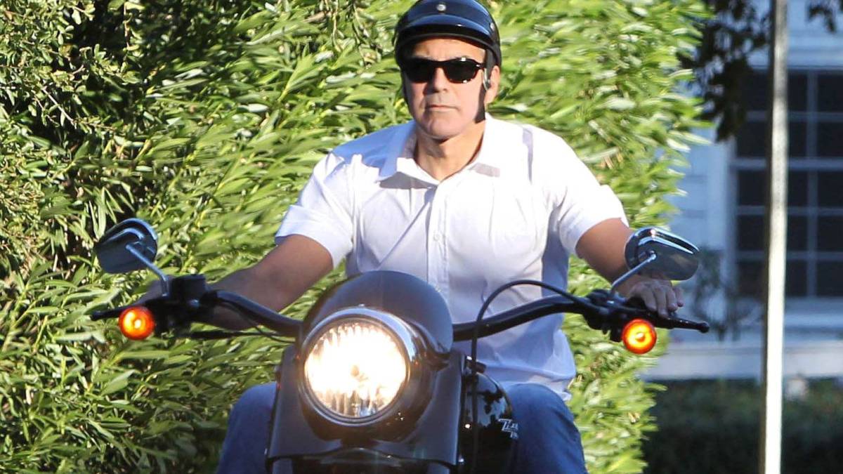 George Clooney con su moto en Hollywood.