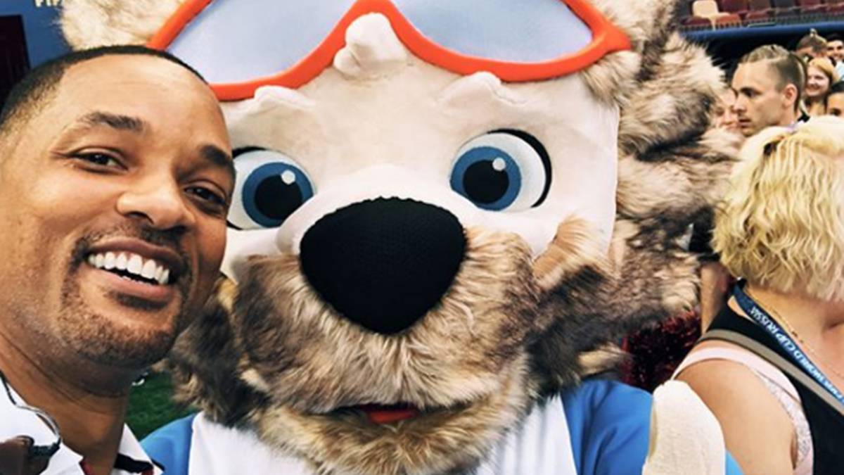 Will Smith junto a la mascota del Mundial de Rusia 2018.
