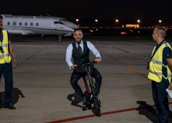 Conor McGregor y su particular forma de llegar hasta su avión