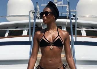 Naomi Campbell niega su embarazo con imponente bikini
