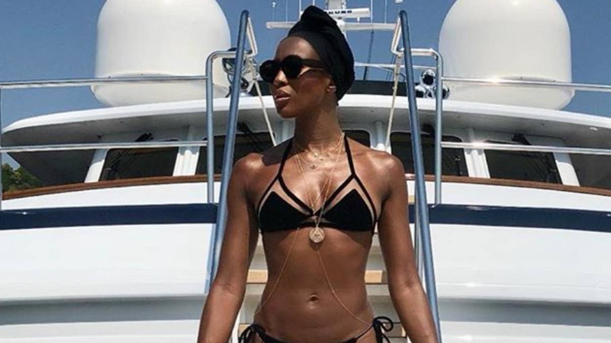 La modelo Naomi Campbell en bikini en un posado que compartió el 1 de agosto de 2018 y le sirvió para negar los rumores de su embarazo. Foto Instagram @naomi