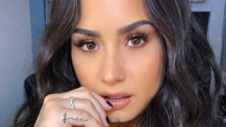 Demi Lovato posando seria con la mano en la boca. Foto Instagram @ddlovato