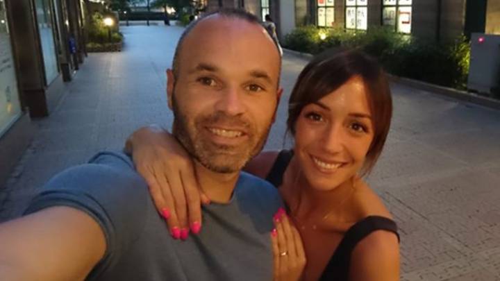 Andrés Iniesta junto a su mujer Anna Ortiz.