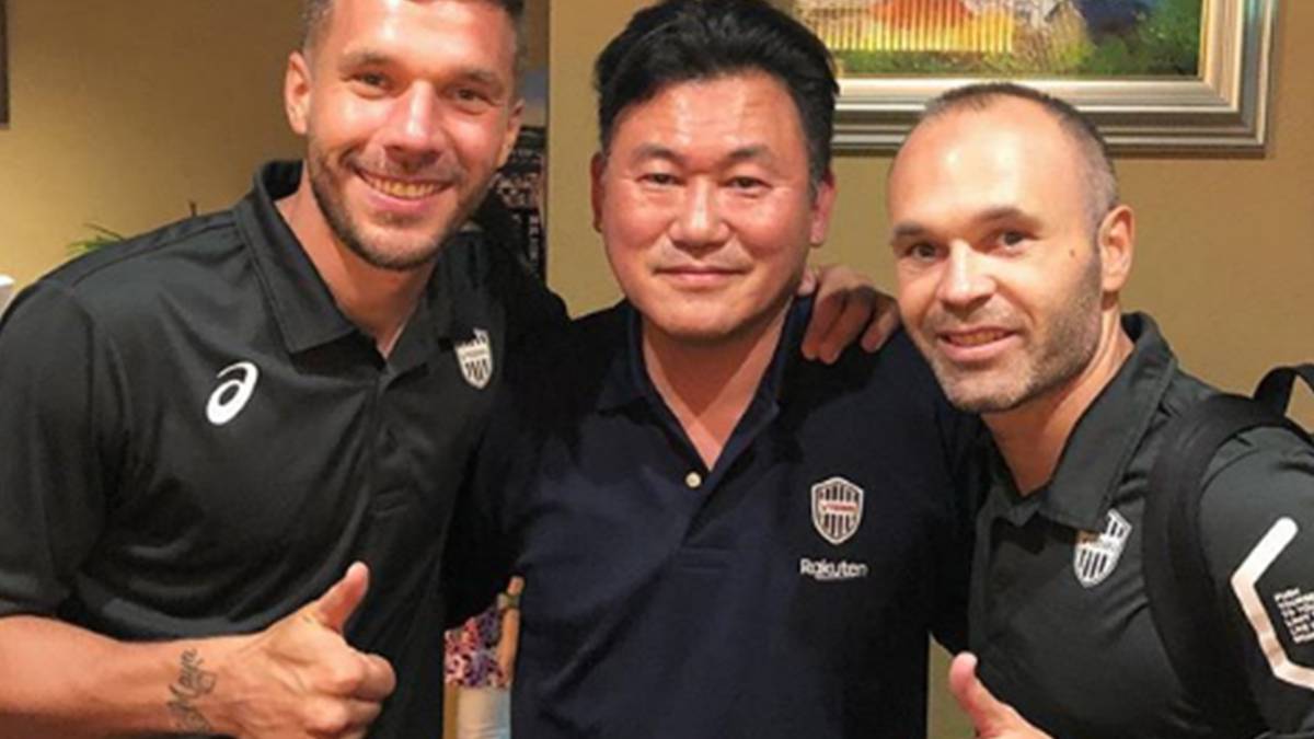 Iniesta vive una fiesta flamenca en mitad de Japón
