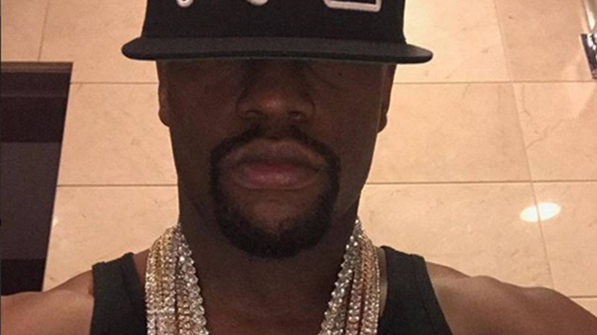 Mayweather exhibe sus nuevos y extravagantes relojes de diamantes incrustados