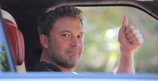 Ben Affleck pidiendo en un restaurante de comida rápida.