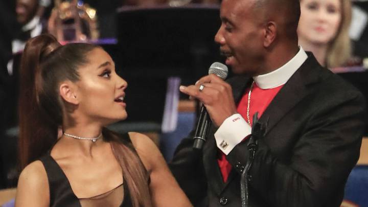 Charles Ellis tocando a Ariana Grande en el funeral de Aretha Franklin.
