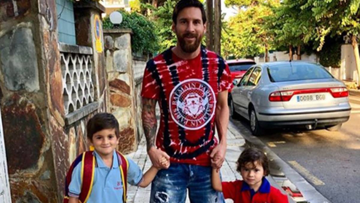 Lejos de la Selección, Messi lleva a sus hijos al jardín Lejos de la Selección, Messi lleva a sus hijos al jardín