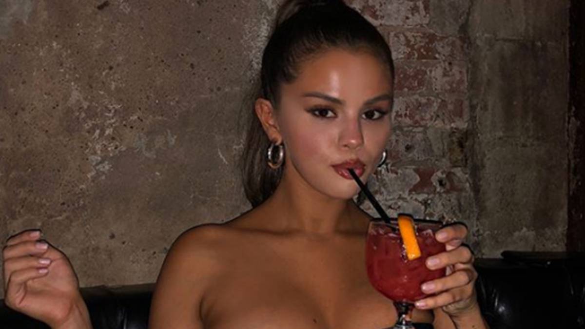 Selena Gomez toma un cóctel en una fotografía de Instagram.
