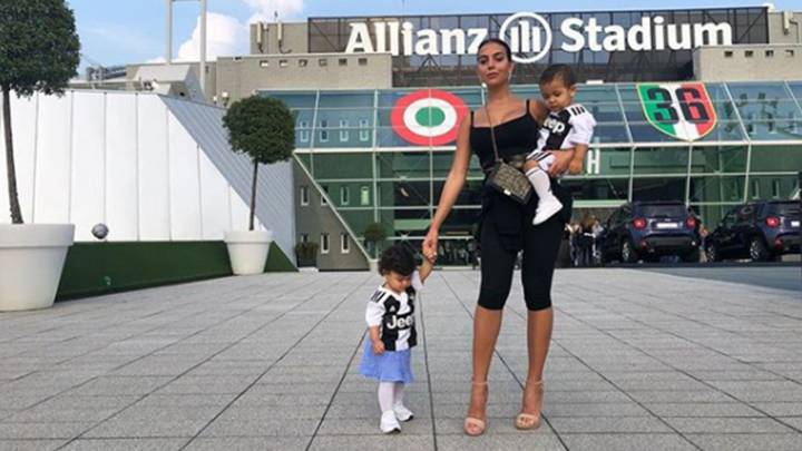 Georgina celebra fin de sequía de Cristiano junto a sus hijos