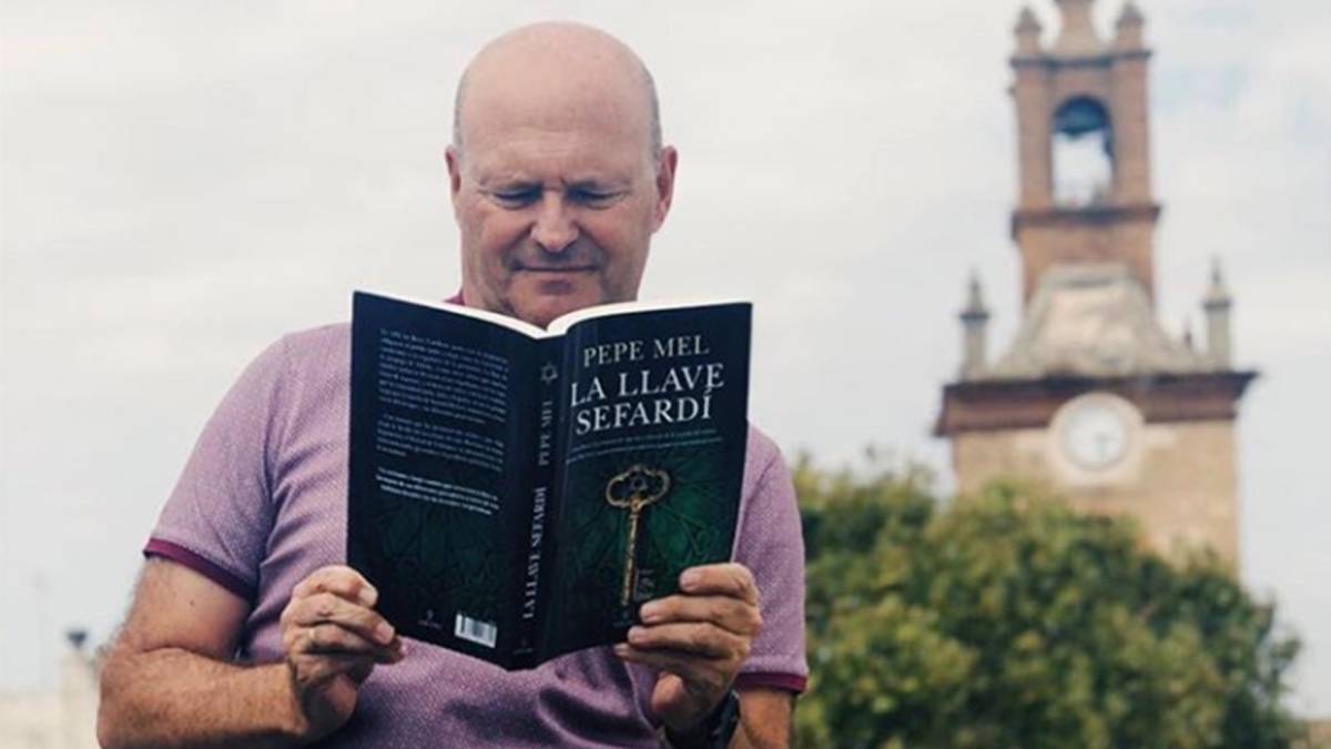 El exfutbolista y entrenador Pepe Mel leyendo su cuarta novela: "La llave sefardí". Foto Instagram @pepe__mel