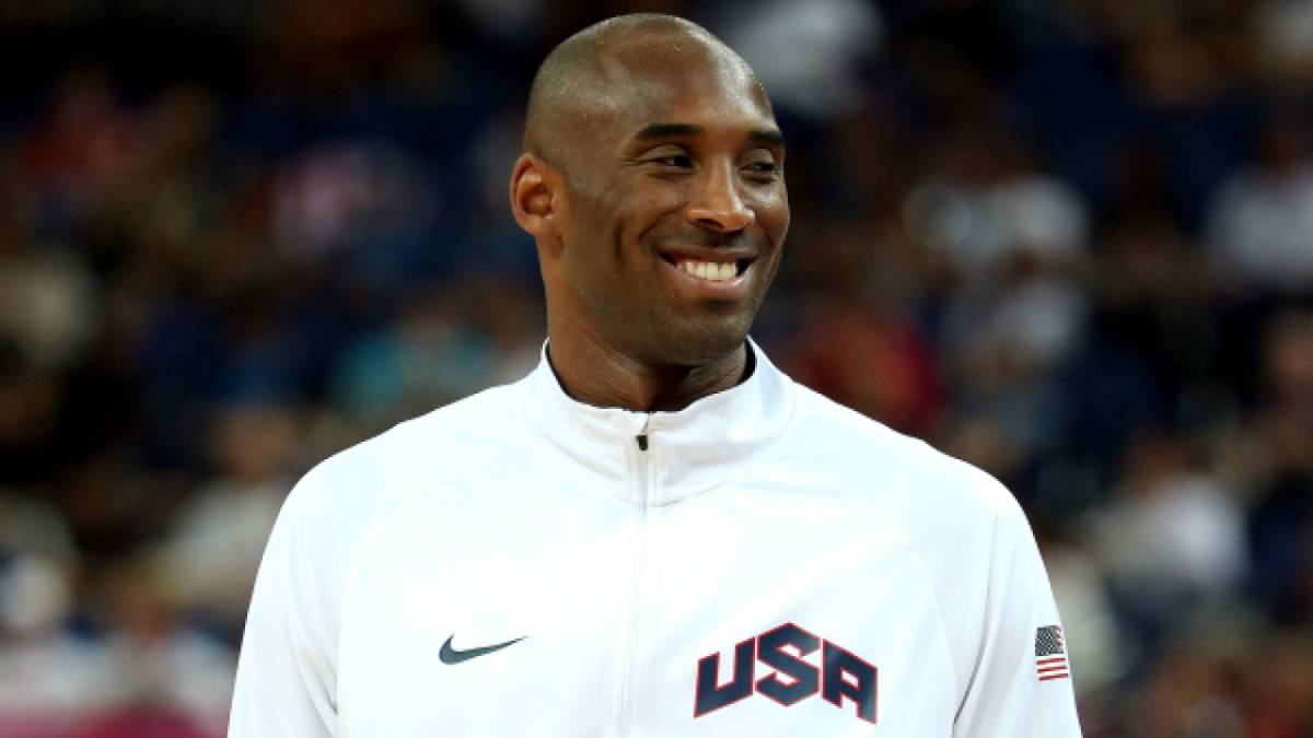 Kobe Bryant socorre a un hombre tras presenciar su accidente